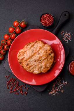 Lezzetli hindi ya da tuzlu, baharatlı ve çimento kaplı tavuk bifteği.