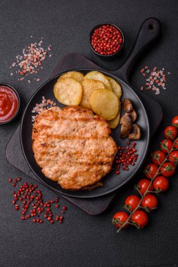 Lezzetli hindi ya da tuzlu, baharatlı ve çimento kaplı tavuk bifteği.