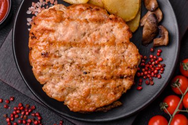 Lezzetli hindi ya da tuzlu, baharatlı ve çimento kaplı tavuk bifteği.