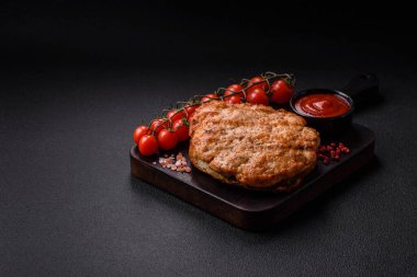 Lezzetli hindi ya da tuzlu, baharatlı ve çimento kaplı tavuk bifteği.