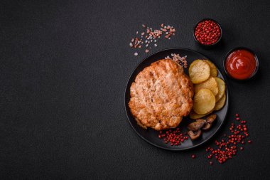 Lezzetli hindi ya da tuzlu, baharatlı ve çimento kaplı tavuk bifteği.