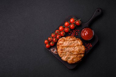 Lezzetli hindi ya da tuzlu, baharatlı ve çimento kaplı tavuk bifteği.