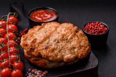 Lezzetli hindi ya da tuzlu, baharatlı ve çimento kaplı tavuk bifteği.