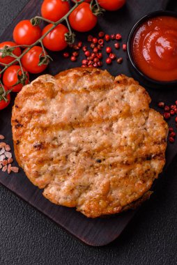 Lezzetli hindi ya da tuzlu, baharatlı ve çimento kaplı tavuk bifteği.