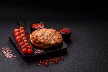 Lezzetli hindi ya da tuzlu, baharatlı ve çimento kaplı tavuk bifteği.