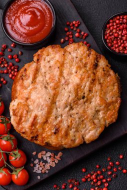 Lezzetli hindi ya da tuzlu, baharatlı ve çimento kaplı tavuk bifteği.