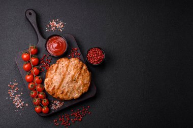 Lezzetli hindi ya da tuzlu, baharatlı ve çimento kaplı tavuk bifteği.