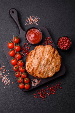 Lezzetli hindi ya da tuzlu, baharatlı ve çimento kaplı tavuk bifteği.