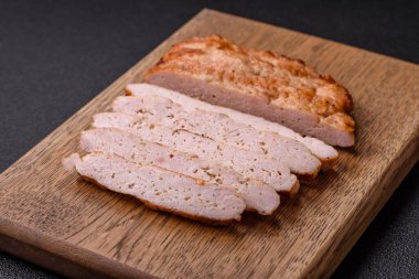 Lezzetli hindi ya da tuzlu, baharatlı ve çimento kaplı tavuk bifteği.