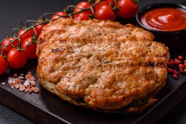 Lezzetli hindi ya da tuzlu, baharatlı ve çimento kaplı tavuk bifteği.