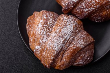 Lezzetli taze çıtır kruvasan ve koyu beton kaplı çikolata.