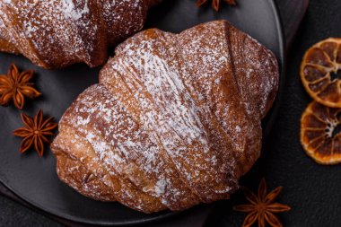 Lezzetli taze çıtır kruvasan ve koyu beton kaplı çikolata.