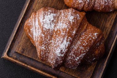 Lezzetli taze çıtır kruvasan ve koyu beton kaplı çikolata.