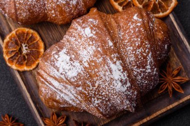 Lezzetli taze çıtır kruvasan ve koyu beton kaplı çikolata.