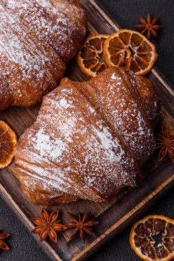 Lezzetli taze çıtır kruvasan ve koyu beton kaplı çikolata.