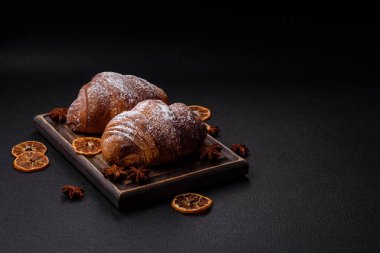 Lezzetli taze çıtır kruvasan ve koyu beton kaplı çikolata.