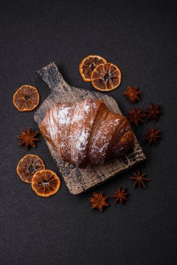 Lezzetli taze çıtır kruvasan ve koyu beton kaplı çikolata.