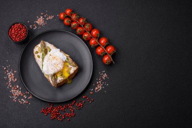 Krem peynirli haşlanmış yumurta, kuşkonmaz, tuz ve baharattan oluşan nefis ve doyurucu bir kahvaltı.