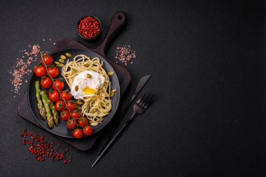 Krem peynirli haşlanmış yumurta, kuşkonmaz, tuz ve baharattan oluşan nefis ve doyurucu bir kahvaltı.