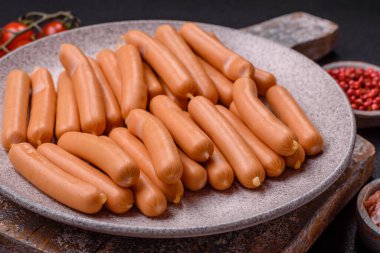 Tuzlu, baharatlı ve çimento kaplı lezzetli vejetaryen ya da vejetaryen sosisleri.