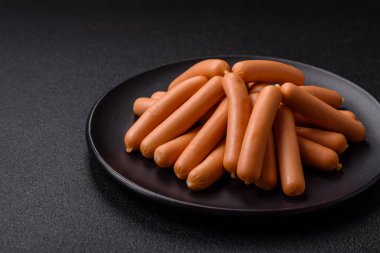 Tuzlu, baharatlı ve çimento kaplı lezzetli vejetaryen ya da vejetaryen sosisleri.