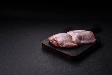 Tuzlu, baharatlı ve çimento kaplı çiğ tavuk butları.