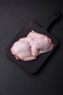 Tuzlu, baharatlı ve çimento kaplı çiğ tavuk butları.