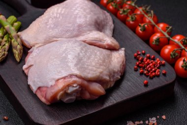 Tuzlu, baharatlı ve çimento kaplı çiğ tavuk butları.