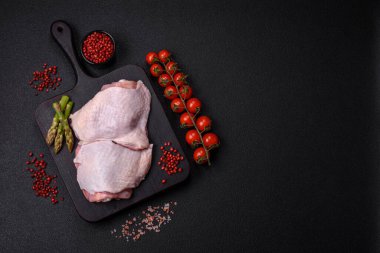 Tuzlu, baharatlı ve çimento kaplı çiğ tavuk butları.