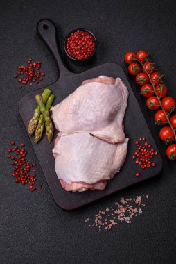 Tuzlu, baharatlı ve çimento kaplı çiğ tavuk butları.