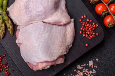 Tuzlu, baharatlı ve çimento kaplı çiğ tavuk butları.