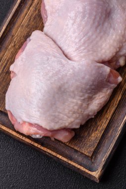 Tuzlu, baharatlı ve çimento kaplı çiğ tavuk butları.