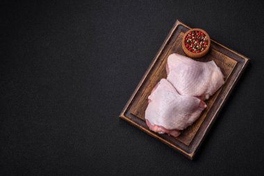 Tuzlu, baharatlı ve çimento kaplı çiğ tavuk butları.