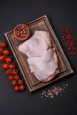 Tuzlu, baharatlı ve çimento kaplı çiğ tavuk butları.