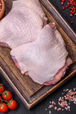 Tuzlu, baharatlı ve çimento kaplı çiğ tavuk butları.