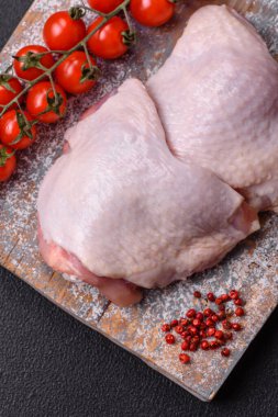 Tuzlu, baharatlı ve çimento kaplı çiğ tavuk butları.