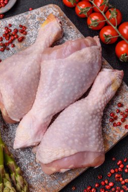 Tuzlu, baharatlı ve çimento kaplı çiğ tavuk bacakları.