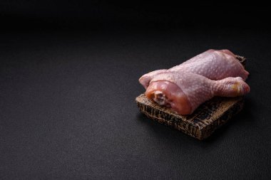 Tuzlu, baharatlı ve çimento kaplı çiğ tavuk bacakları.