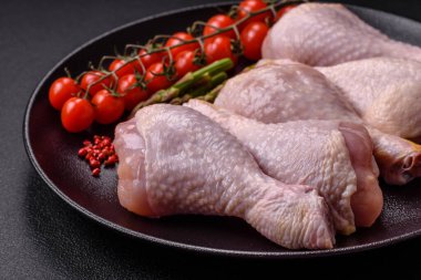 Tuzlu, baharatlı ve çimento kaplı çiğ tavuk bacakları.