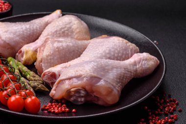 Tuzlu, baharatlı ve çimento kaplı çiğ tavuk bacakları.