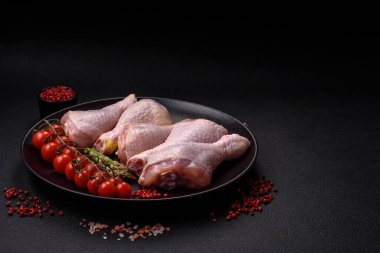 Tuzlu, baharatlı ve çimento kaplı çiğ tavuk bacakları.