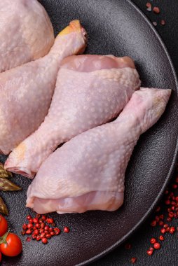 Tuzlu, baharatlı ve çimento kaplı çiğ tavuk bacakları.