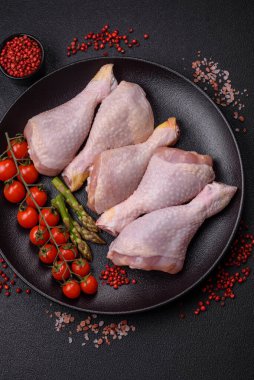 Tuzlu, baharatlı ve çimento kaplı çiğ tavuk bacakları.