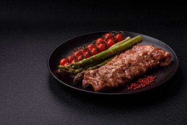 Tuz, baharat ve otlarla marine edilmiş çiğ domuz pirzolası.