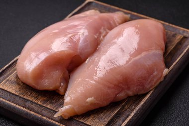 Tuzlu, baharatlı ve çimento kaplı çiğ tavuk filetosu.