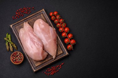 Tuzlu, baharatlı ve çimento kaplı çiğ tavuk filetosu.