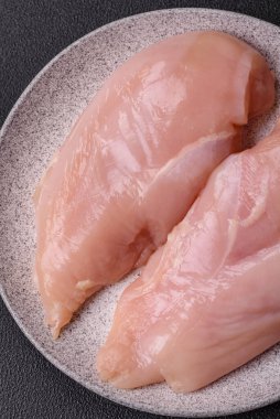 Tuzlu, baharatlı ve çimento kaplı çiğ tavuk filetosu.