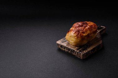 Lezzetli rulo veya tuzlu, baharatlı ve çimento kaplı ev yapımı tavuk sosisi.