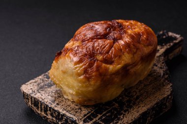 Lezzetli rulo veya tuzlu, baharatlı ve çimento kaplı ev yapımı tavuk sosisi.