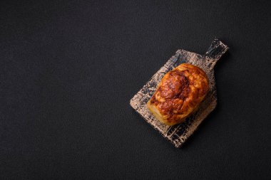 Lezzetli rulo veya tuzlu, baharatlı ve çimento kaplı ev yapımı tavuk sosisi.